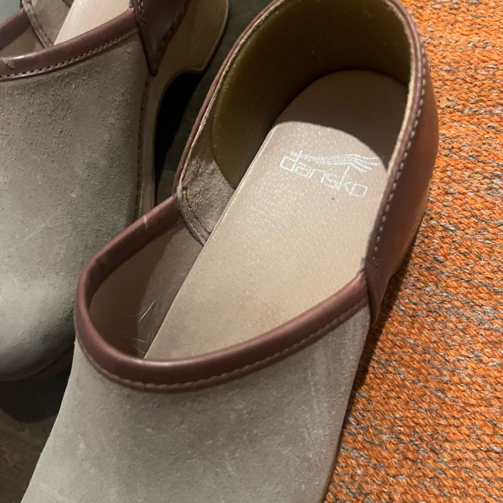 37 | Size 7 Dansko 2 tone beige suede/leather clog - New never worn. - Picture 4 of 5